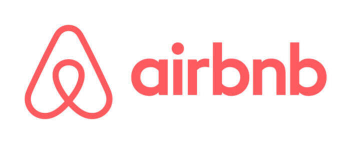 에어비앤비 로고와 빨간색 'airbnb' 영문 텍스트